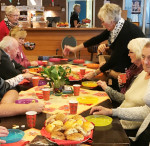 72. Vrijwilligers  druk in de weer